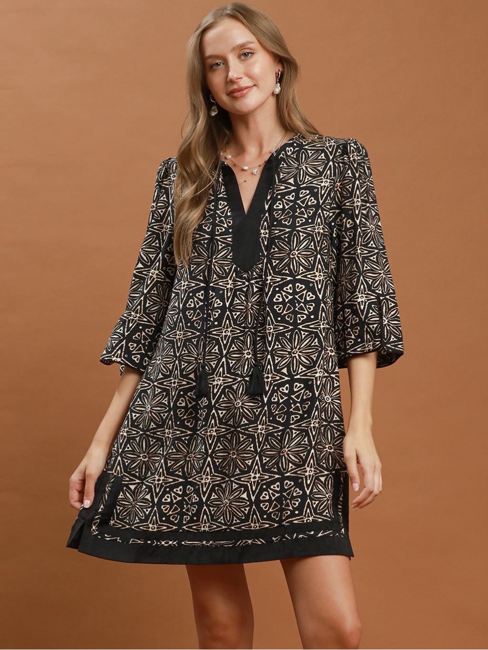 ♥️ Umgee Mix Geometric Print V-Neck Tassel Detail Tunic Dress- Black Mix